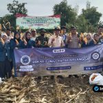 Foto : Batuud Koramil Peltu Akram dan mahasiswa KKN Unair bersama petani