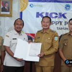 Foto : Bupati Yuhronur Efendi menekan tombol simbolis atau memberikan perintah untuk memulai pencetakan massal SPPT PBB P2 2026 di Kantor Bapenda.
