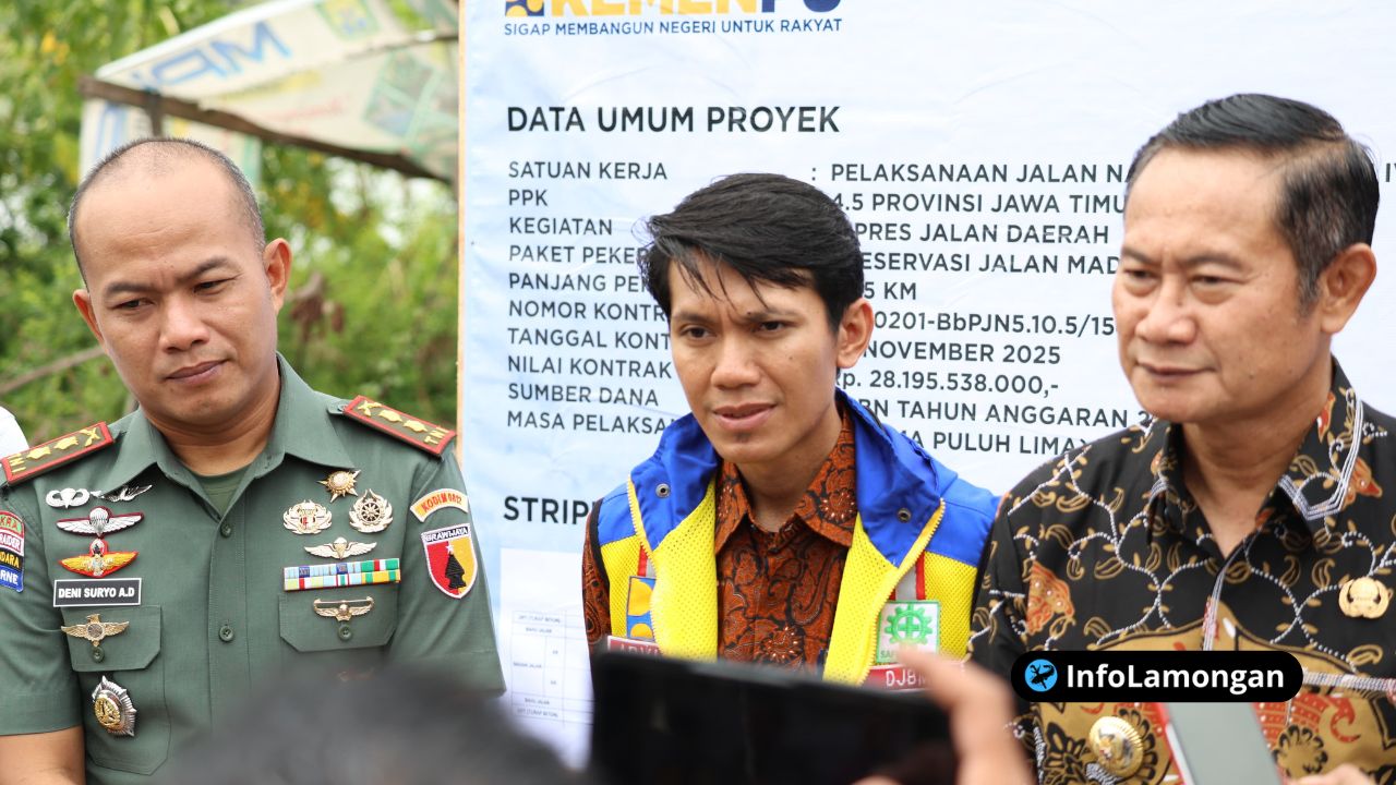 Foto : Close-up Bupati Yuhronur Efendi menyampaikan pidato dengan latar belakang jalan baru dan masyarakat yang hadir.
