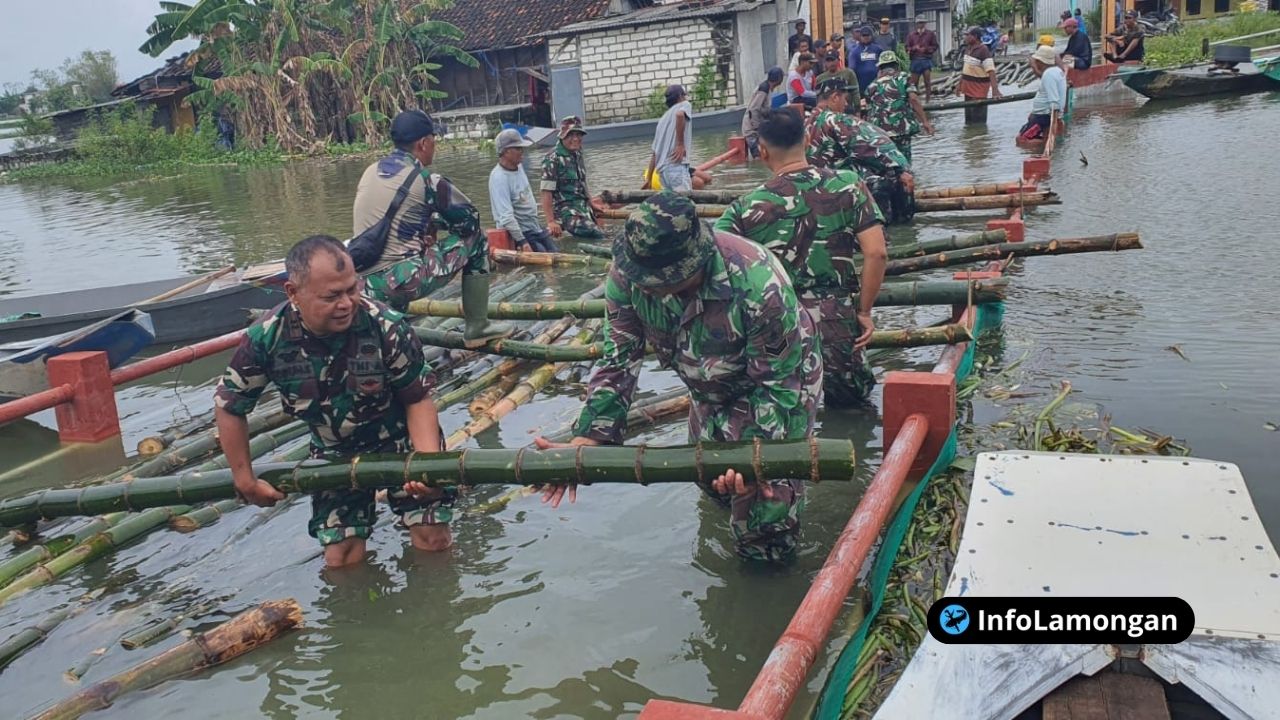 Foto : Close-up proses pemasangan anyaman bambu (gedeg) sebagai lantai jembatan darurat oleh beberapa personel.