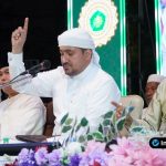 Foto : Habib Anis Bin Syahab sedang memimpin lantunan sholawat dengan penuh kekhusyukan
