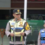 Foto : Kapolres Lamongan AKBP Agus Dwi Suryanto memimpin apel di hadapan ratusan personel yang berbaris rapi di Lapangan Apel Mapolres Lamongan.