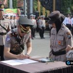 Foto : Kapolres Lamongan AKBP Agus Dwi Suryanto memimpin upacara Sertijab di hadapan seluruh pejabat dan personel di Lapangan Apel Mapolres.