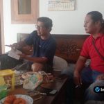 Foto : Kepala Desa Taman Prijek, M. Kusnan, berbicara dengan awak media di depan atau di dalam kediamannya, sambil memegang atau menunjuk ke dokumen-dokumen.