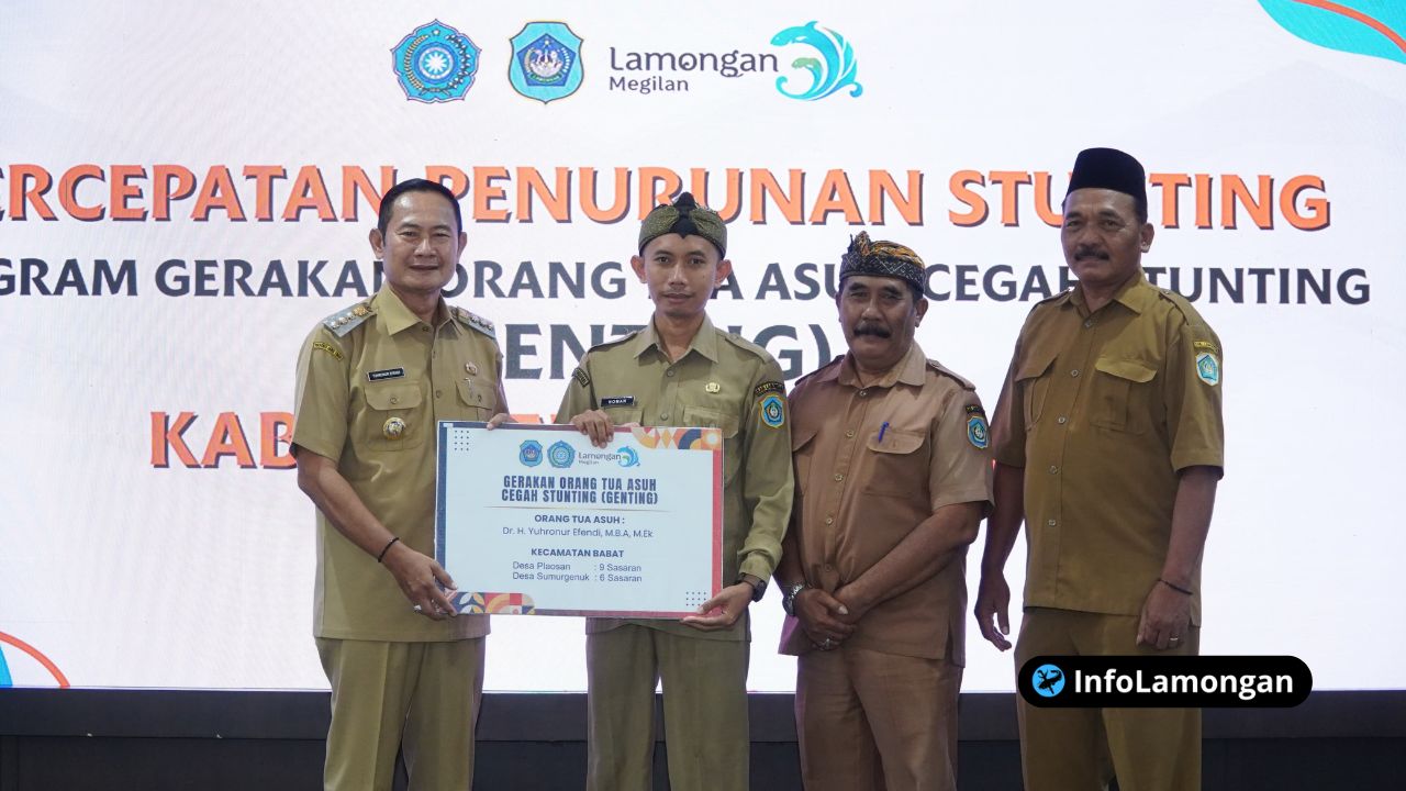 Foto : Ketua PKK Lamongan Anis Kartika Yuhronur Efendi menyerahkan bantuan secara simbolis kepada perwakilan ibu balita atau bidan di Pendopo Lokatantra