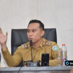 Foto : Ketua TKPKD Kabupaten Lamongan Dirham Akbar Aksara memimpin rapat koordinasi percepatan pengentasan kemiskinan di Ruang Airlangga, Gedung Pemkab Lamongan. Selasa (06/01/2026).
