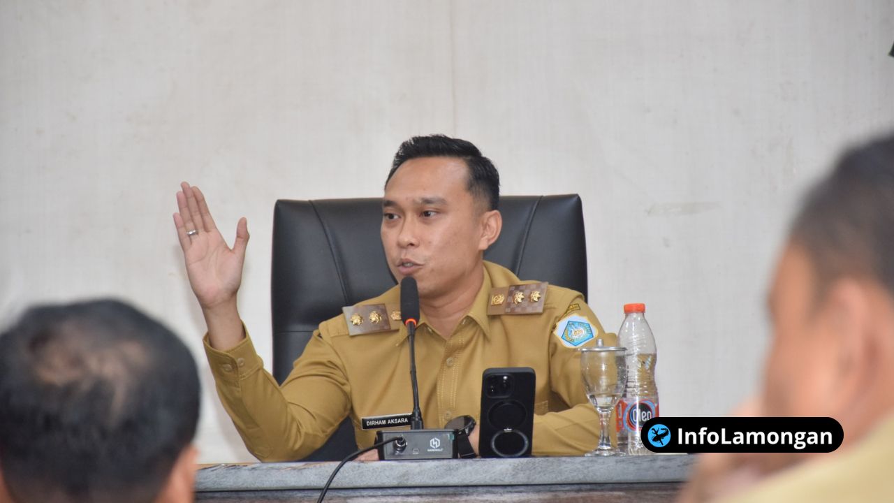 Foto : Ketua TKPKD Kabupaten Lamongan Dirham Akbar Aksara memimpin rapat koordinasi percepatan pengentasan kemiskinan di Ruang Airlangga, Gedung Pemkab Lamongan. Selasa (06/01/2026).