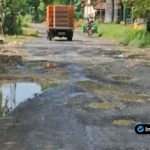 Foto : Kondisi aktual jalan berlubang besar dan bergelombang di salah satu kecamatan di Lamongan selatan (misal Ngimbang, Sugio).