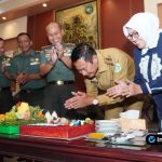 Foto : Momen haru Bupati Lamongan Yuhronur Efendi menerima suapan pertama kue ulang tahun dari Dandim 0812 Lamongan Letkol Inf Deni Suryo Anggo Digdo di ruang tamu kediamannya.