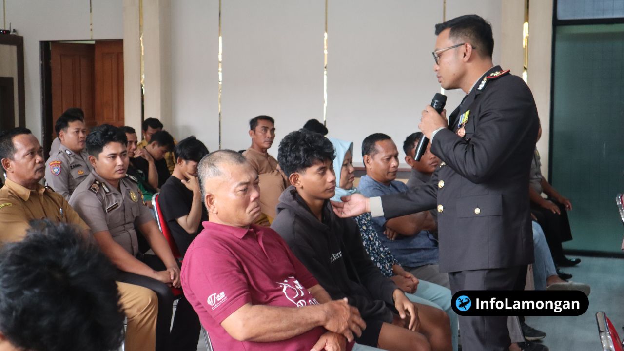 Foto : Dokumentasi Orang tua atau kepala desa di polres lamongan