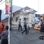 Foto : Personel Polsek Kalitengah atau petugas lainnya sedang memeriksa atau menyiapkan perahu karet dan mesin tempel di tepi genangan air.