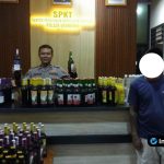 Foto : Tampilan ratusan botol minuman keras (anggur, bir) yang telah disita dan ditata rapi di Mapolsek Brondong.