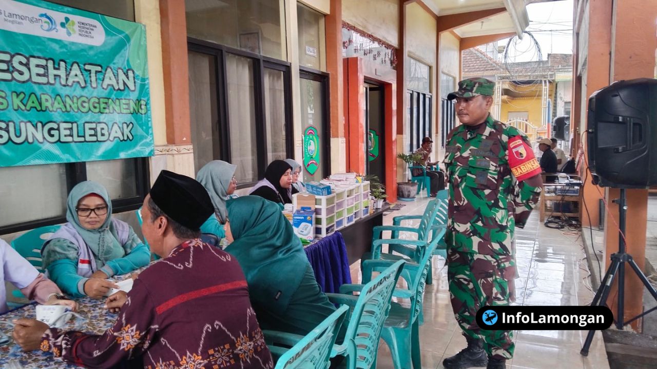 Foto : Tenaga medis sedang memeriksa tekanan darah atau memberikan pengobatan kepada seorang warga.