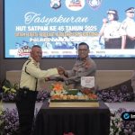 Foto : Wakapolres Lamongan Kompol Jodi Indrawan memberikan sambutan di podium dalam acara tasyakuran HUT Satpam di Gedung Rupatama Tatag Trawang Tungga.