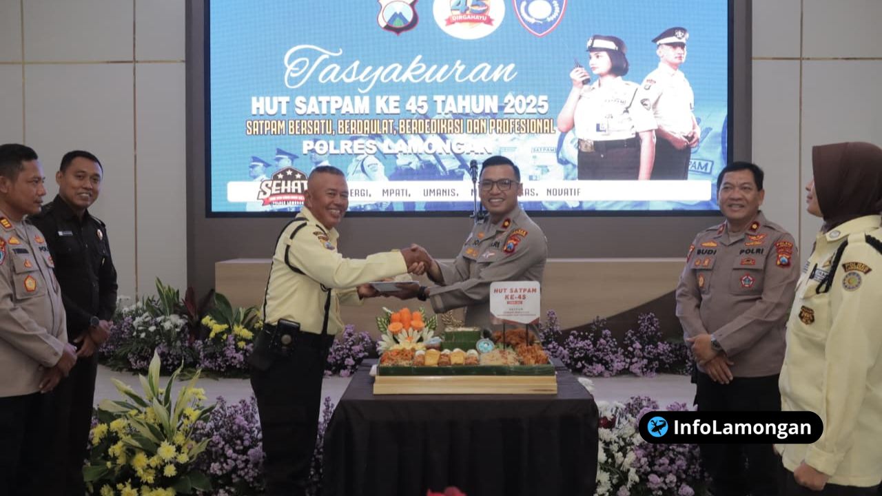 Foto : Wakapolres Lamongan Kompol Jodi Indrawan memberikan sambutan di podium dalam acara tasyakuran HUT Satpam di Gedung Rupatama Tatag Trawang Tungga.