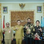 Foto : Wakil Bupati dan CEO didampingi oleh Kepala Dinas PTSP Dina Ariyani dan Kepala Bappeda Sujarwo