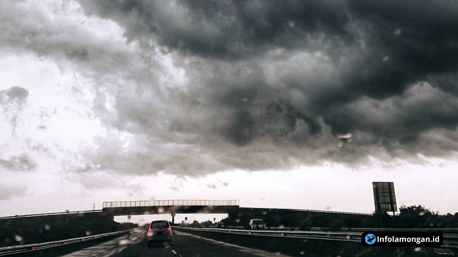 Ilustrasi awan gelap di atas kota Surabaya menjelang hujan pada 17 Januari 2026.