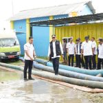 Foto : bupati yes saat meninjau alat disel di lokasi banjir