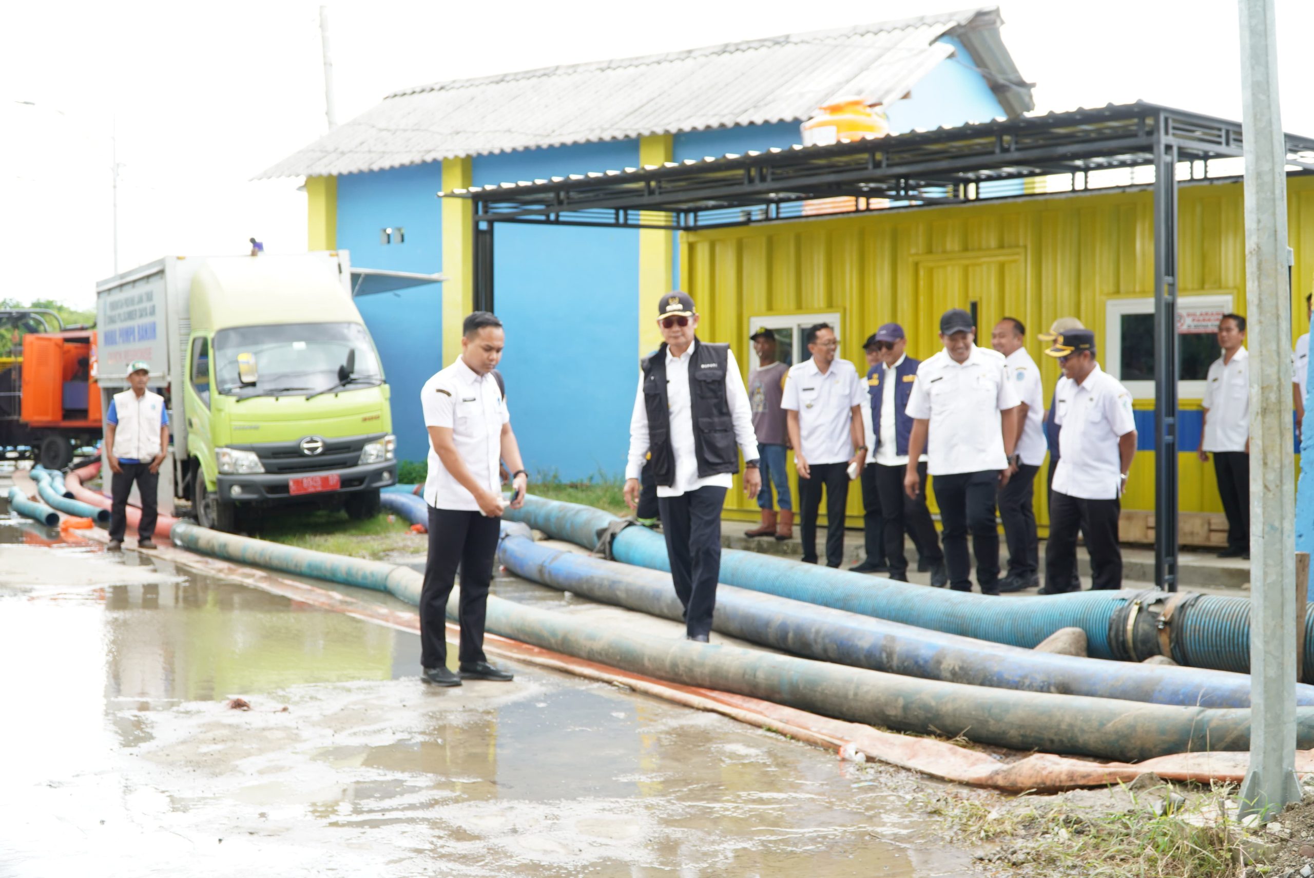 Foto : bupati yes saat meninjau alat disel di lokasi banjir