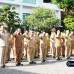 Foto : Apel pagi Bupati Lamongan menyampaikan Pemkab Lamongan memastikan roda pemerintahan dan pelayanan publik tetap berlangsung efektif, responsif, dan akuntabel selama Ramadhan 1447 H.