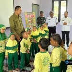 Foto : Bupati Lamongan Yuhronur Efendi didampingi Kepala DPKH Shofiah Nurhayati saat berdialog dengan siswa TK Aisyiyah di area kandang UPT Mantup.