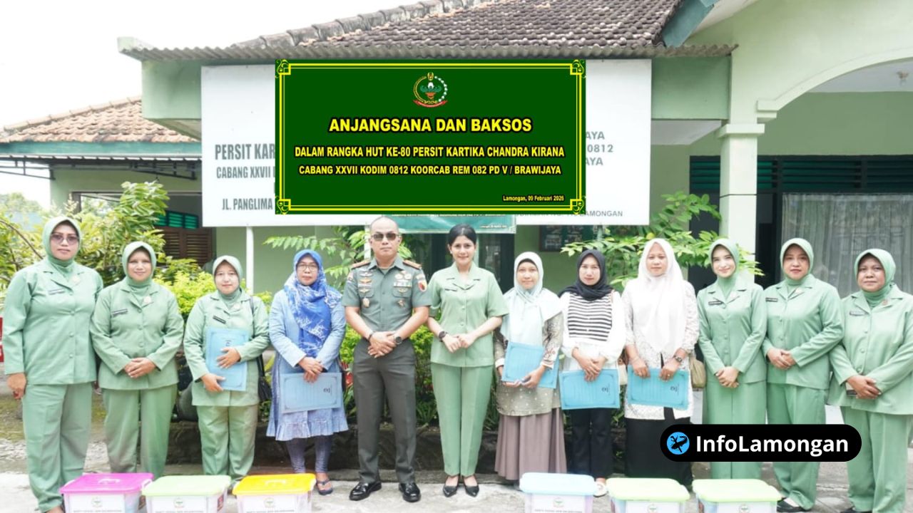 Foto : grup rombongan Persit KCK bersama keluarga penerima manfaat di halaman rumah usai penyerahan bantuan.