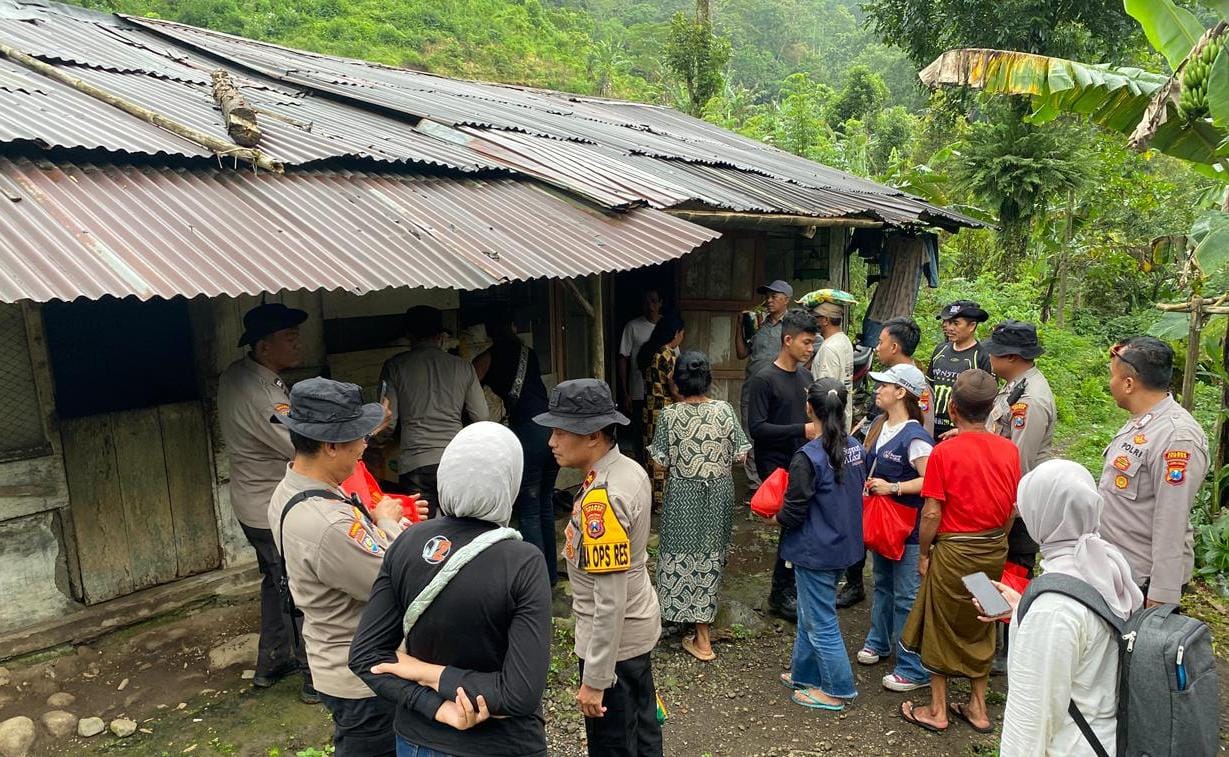 Foto : Dokumentasi Medan Sulit dan Daerah Terpencil Tak Surutkan Polres Jember Salurkan.