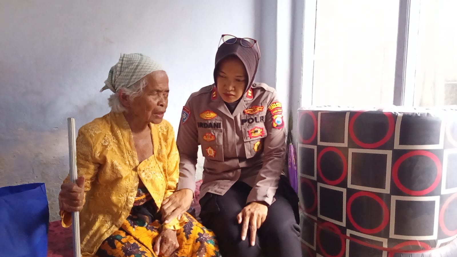 Foto : Polres Lumajang Salurkan Bantuan untuk Lansia Sebatangkara