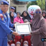 Foto : Kasat Polairud AKP Guntur Memberikan piagam penghargaan.