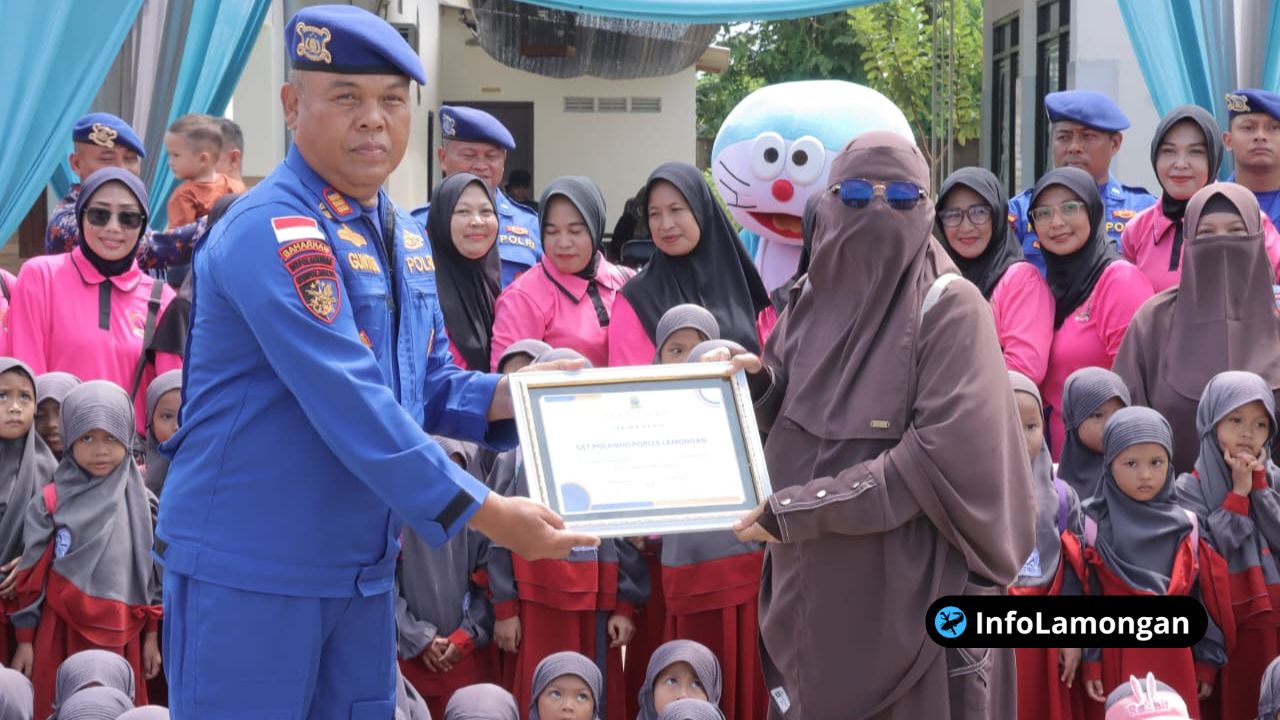 Foto : Kasat Polairud AKP Guntur Memberikan piagam penghargaan.