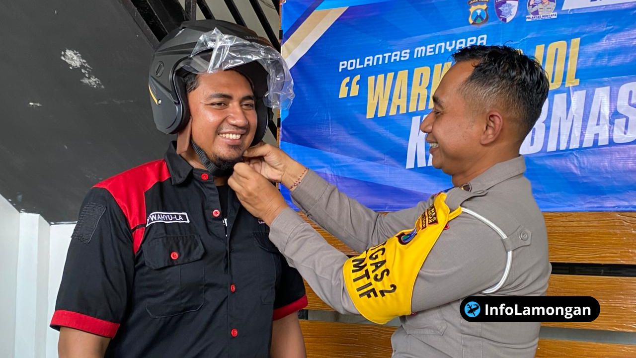 Foto : Personel Satlantas menyerahkan bantuan helm SNI dan paket beras secara simbolis kepada perwakilan driver ojol.