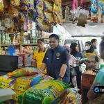 Petugas Satgas Pangan Lamongan berdialog dengan pedagang di Pasar Sidoharjo Foto : Petugas Satgas Pangan Lamongan berdialog dengan pedagang di Pasar Sidoharjo.