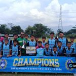 Foto : Skuad Narayana berfoto bersama dengan piala juara tiga usai pertandingan.