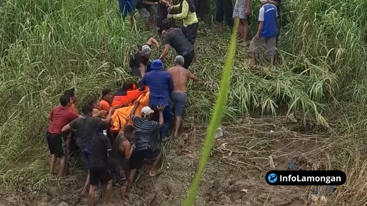 Foto : Tim SAR gabungan dari Satpolairud dan Basarnas melakukan evakuasi jenazah dari tepi Sungai Lamong di Dusun Setoyo, Mojokerto.