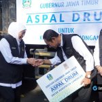 Foto : Gubernur Jawa Timur dan Bupati Lamongan saat Menerima bantuan aspal.