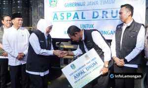 Foto : Gubernur Jawa Timur dan Bupati Lamongan saat Menerima bantuan aspal.