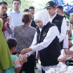 Foto : Gubernur Jawa Timur dan Bupati Lamongan saat Operasi Pasar Murah di Lamongan.