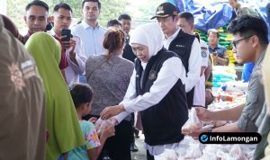 Foto : Gubernur Jawa Timur dan Bupati Lamongan saat Operasi Pasar Murah di Lamongan.