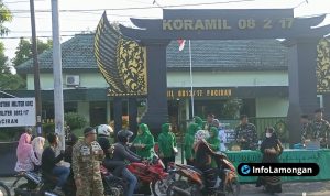 Foto : Persit jajaran Kodim 0812 Lamongan Tebar Kehangatan Lewat Aksi Bagi Takjil Serentak
