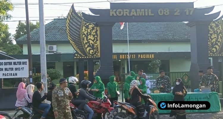 Foto : Persit jajaran Kodim 0812 Lamongan Tebar Kehangatan Lewat Aksi Bagi Takjil Serentak
