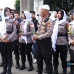 Personel Pakai Peci dan Jilbab Kawal Aksi Mahasiswa Foto : Personel Pakai Peci dan Jilbab Kawal Aksi Mahasiswa
