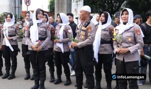 Foto : Personel Pakai Peci dan Jilbab Kawal Aksi Mahasiswa