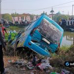 Foto : Mobil elf kecemplung kali di blawi rejo