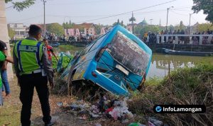 Foto : Mobil elf kecemplung kali di blawi rejo