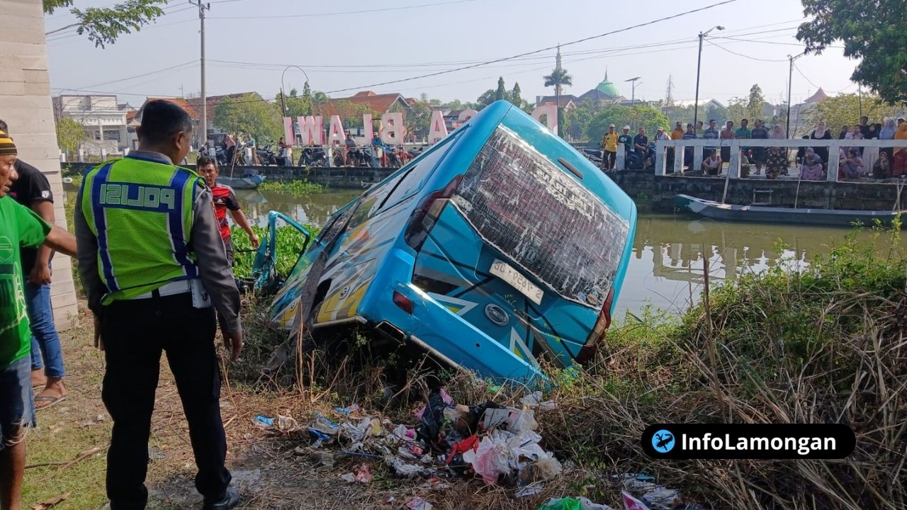 Foto : Mobil elf kecemplung kali di blawi rejo